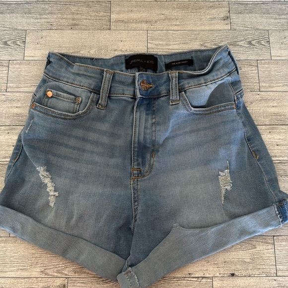 Kendall & Kylie Pants - Kendall & Kylie The Icon Short Jean Shorts Size 3 / 26